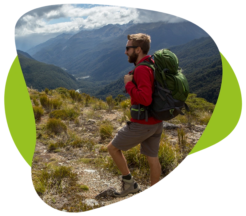 Mann geht alleine wandern